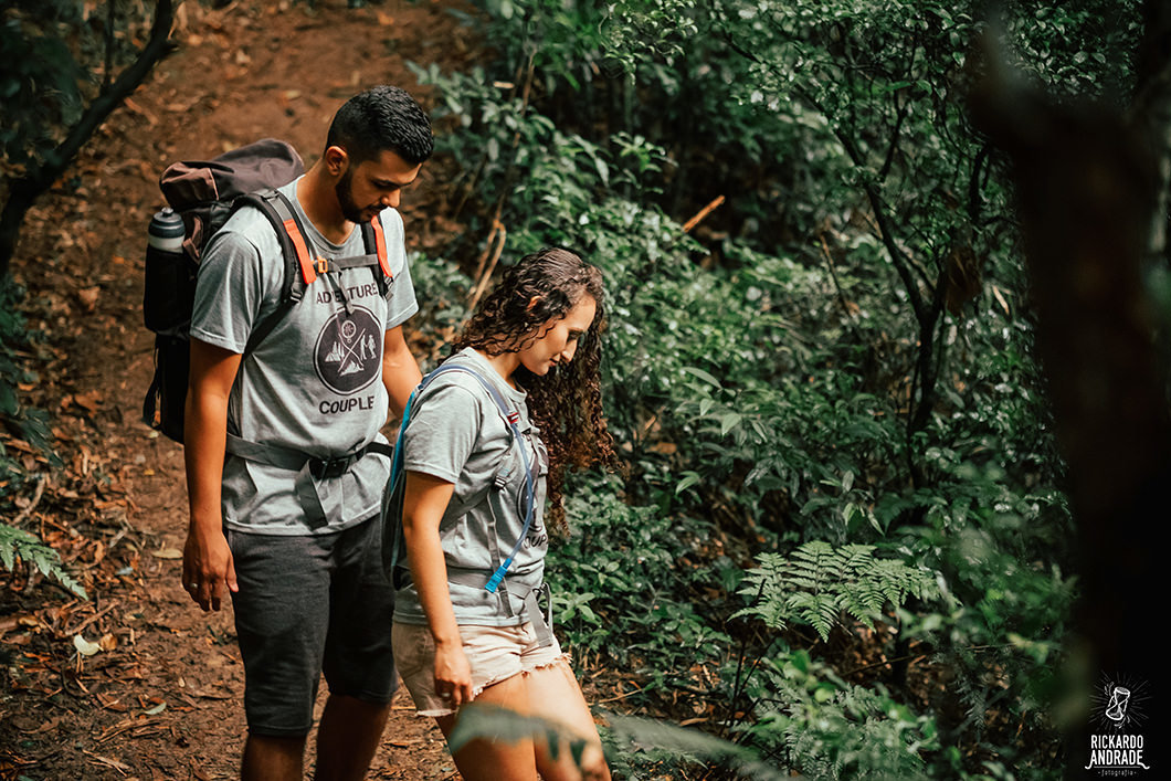fotos diferentes de casal fazendo trilha em Maua da Serra-PR 