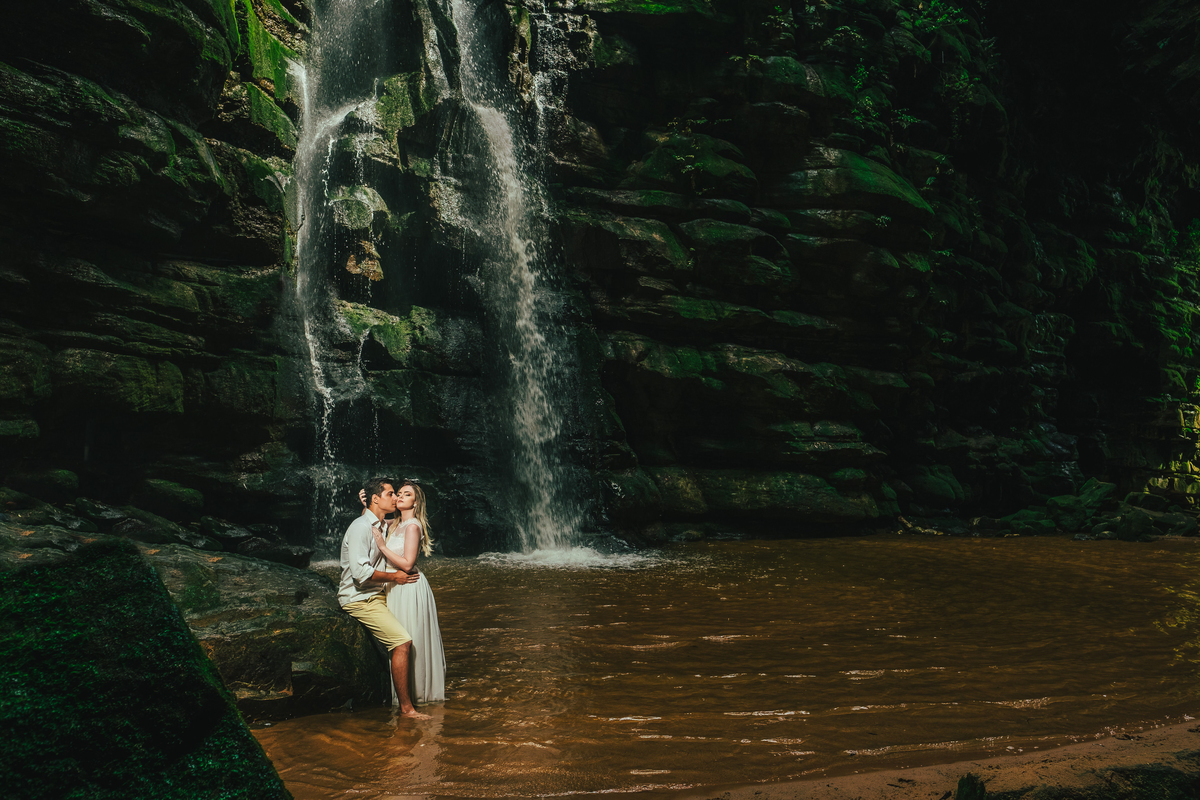 fotos de Pré Casamento feitas em uma linda cachoeira do Buraco do Padre em Ponta Grossa-PR 
