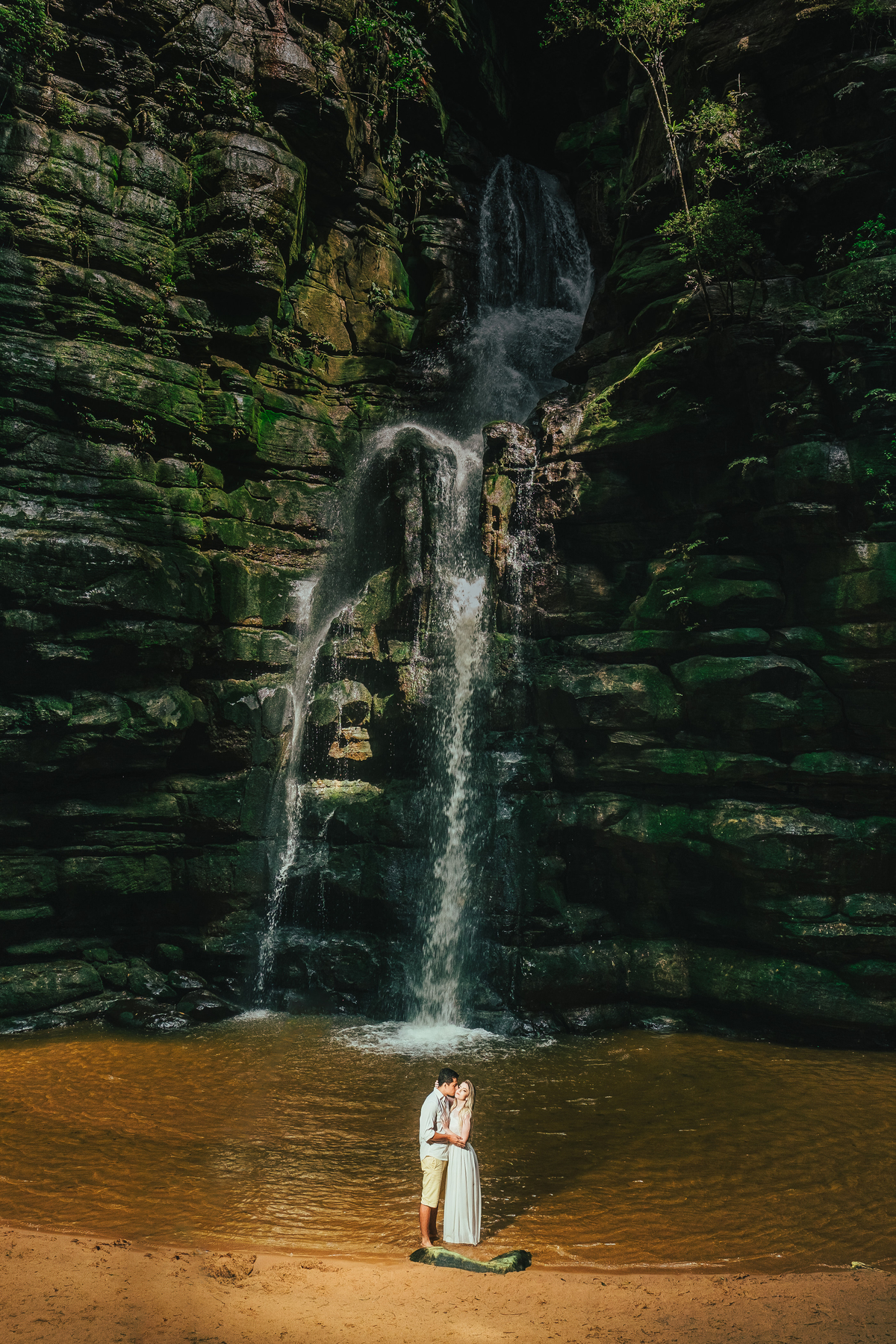 ensaio pré casamento com lindas fotos de casal em uma bela cachoeira de Ponta Grossa-PR 