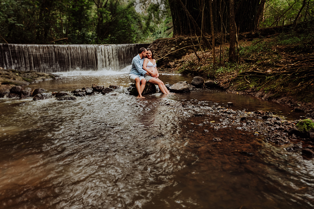 cenario lindo para ensaio externo de gestante com cachoeira em Mandaguari-PR 