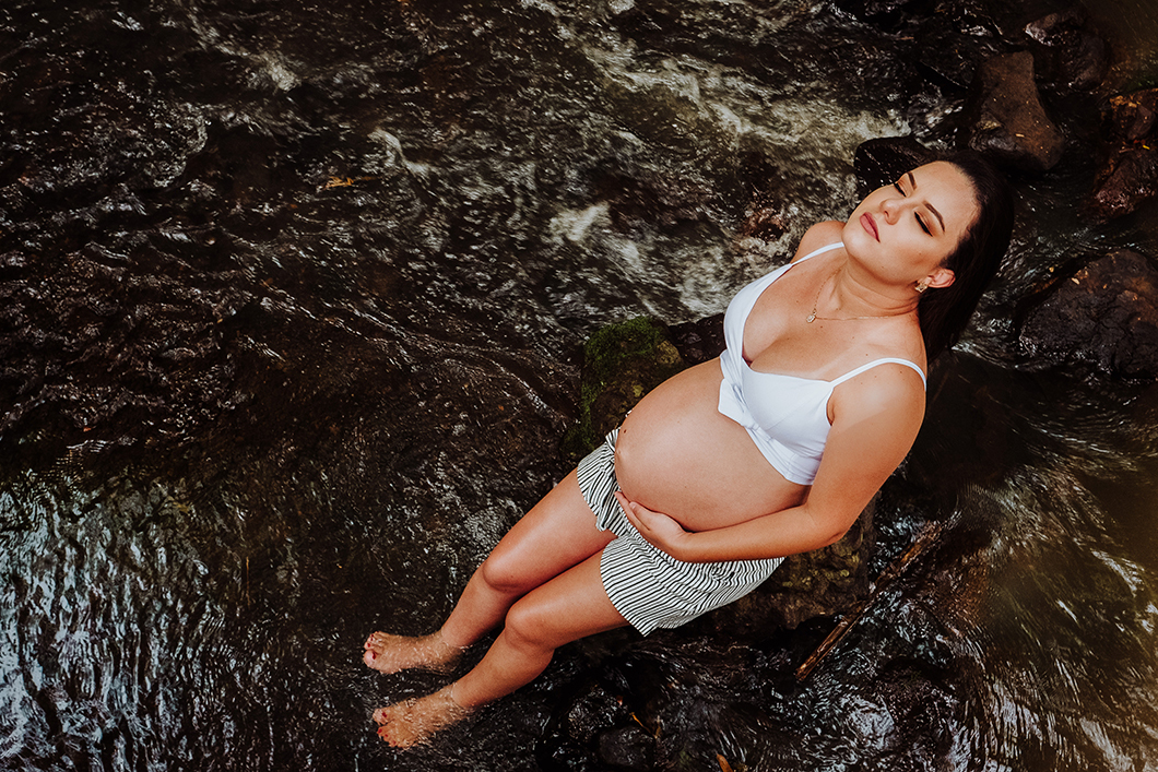 book de gravida com fotos na antureza feitas em uma cachoeira foto de Rickardo Andrade