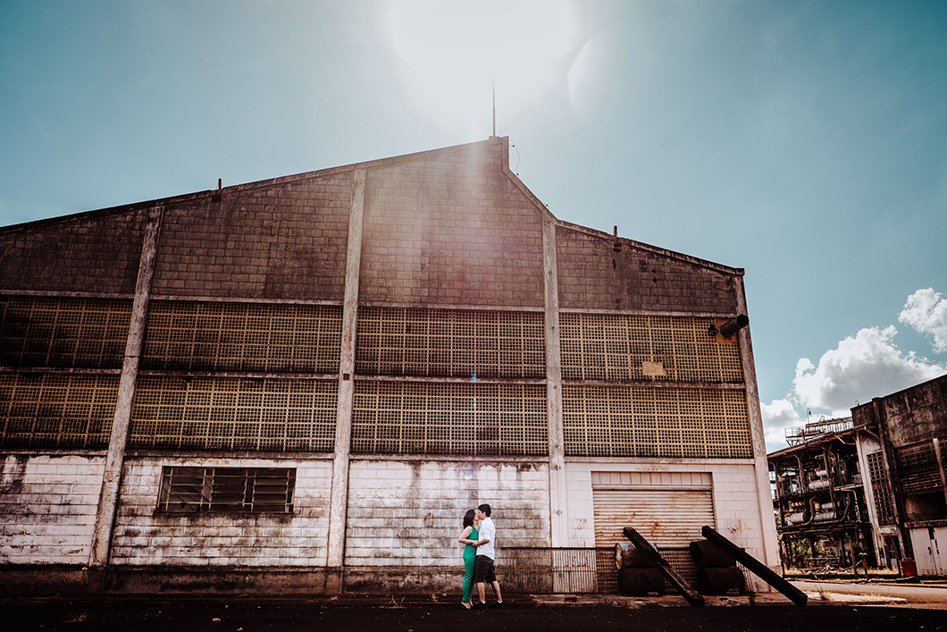ensaio de casal em uma fabrica abandonada em maringá pelo fotografo Rickardo Andrade