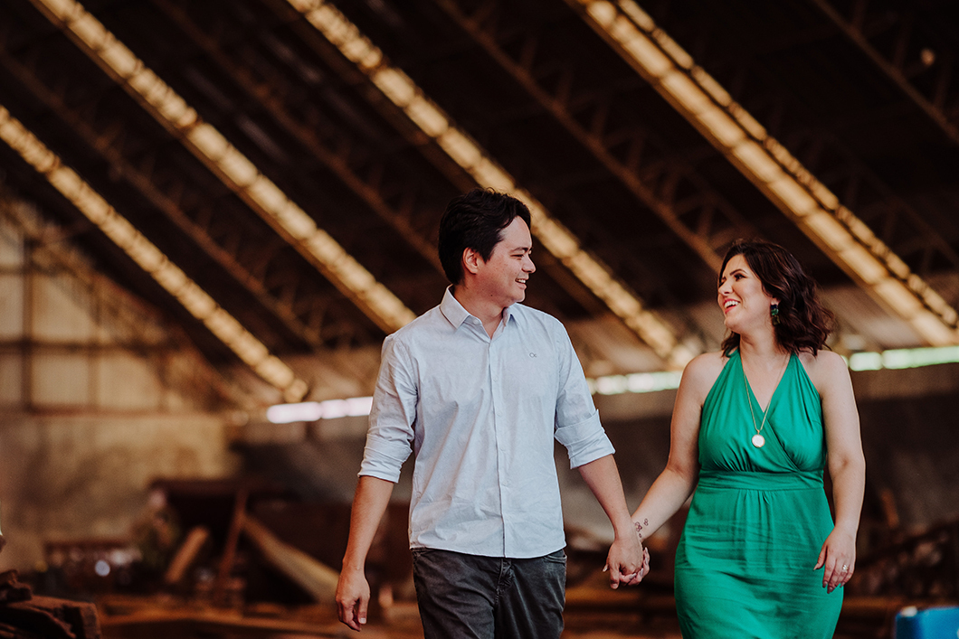 ensaio de casal feito em um local abandonado 