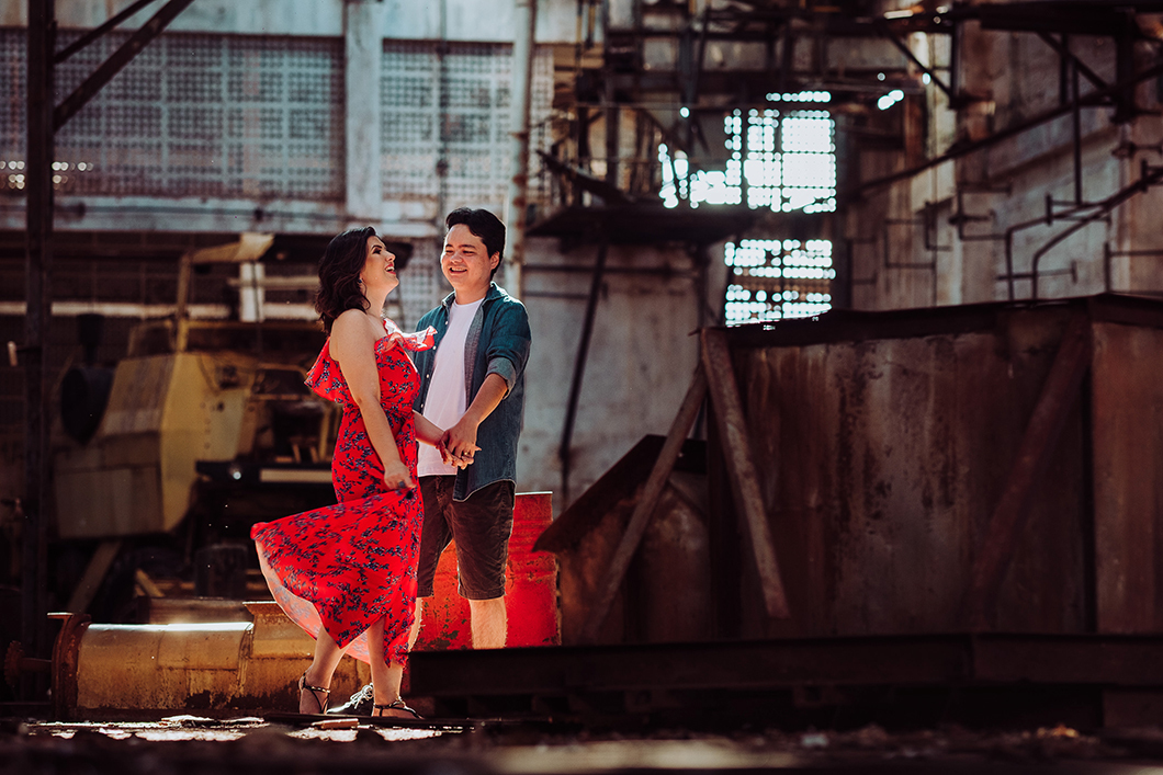 fotos de casal dançando com ensaio em local abandonado 