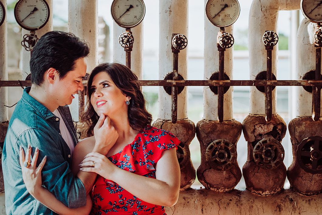 ensaio de casal com fotos romanticas em local abandonado 