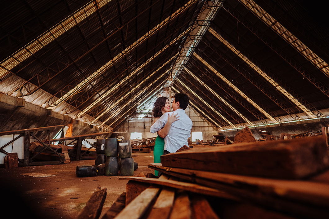 fotos para ensaio de casal urbano em lugar abandonado 