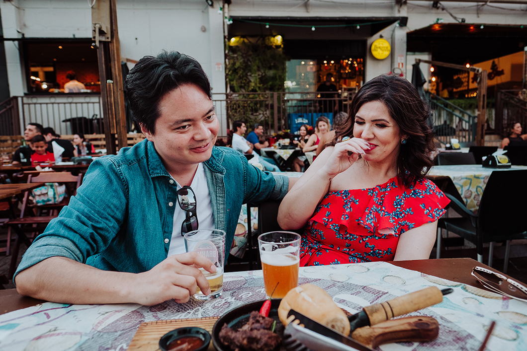 fotos divertidas e espontaneas de casal em um bar do mercadão de maringá 