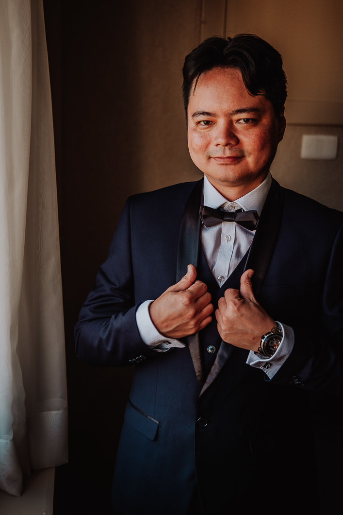 retratos do noivo feitos durante dia do noivo em hotel de  lua de mel em Maringá-PR 