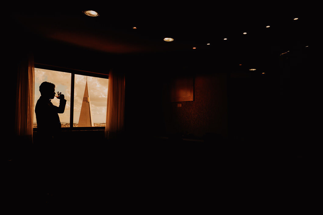 retrato lindo do noivo com silhueta fotos do melhor fotografo de casamentos de Maringá Rickardo Andrade 