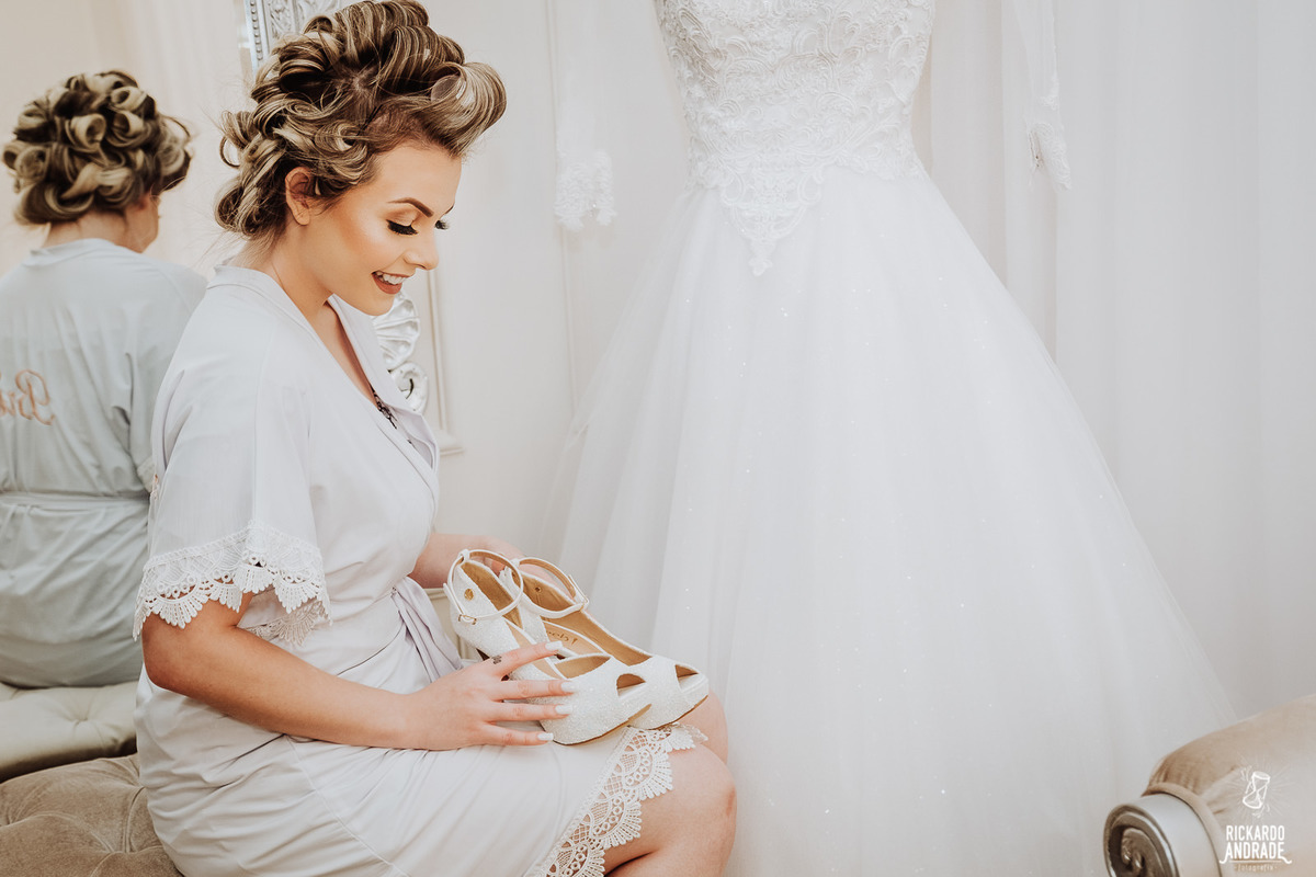 fotos diferentes de  making od de noiva por fotografos de Casamento de Maringá-PR