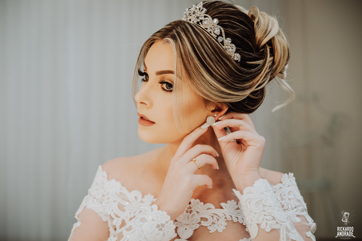 fotos de detalhes da noiva se arrumando em salao de beleza em MAringá-PR 