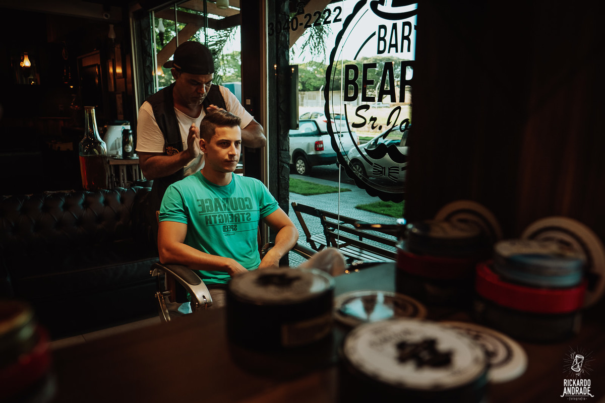 fotos do noivo se arrumando para o casamento com making of em barbearia 