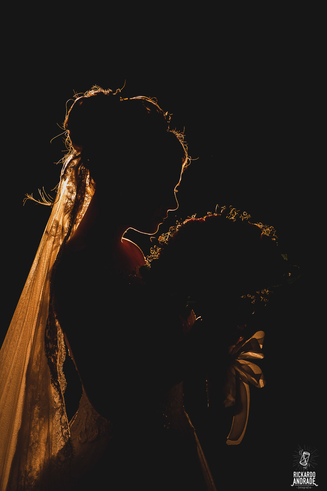 retrato da noiva com silhueta foto de Rickardo Andrade 