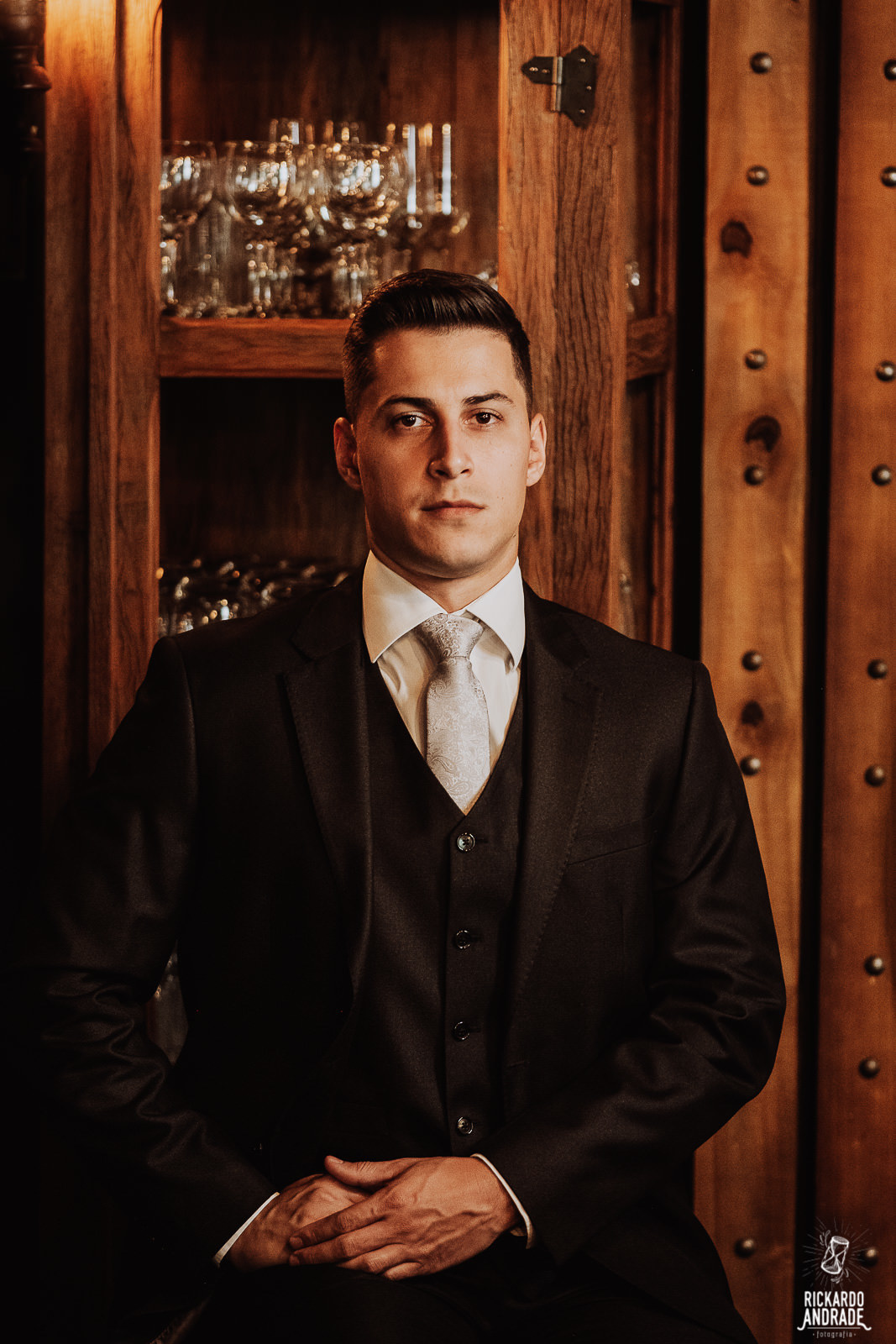 retrato do noivo com traje preto de noivo para casamento classico barbearia Sr. José em Maringá-PR