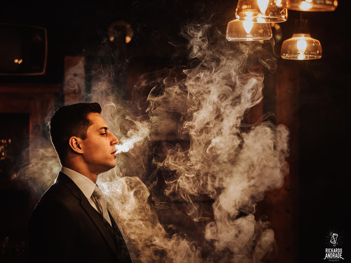 fotos diferentes do noivo em making of em uma barbearia com dia do noivo em Maringá foto de Rickardo Andrade 