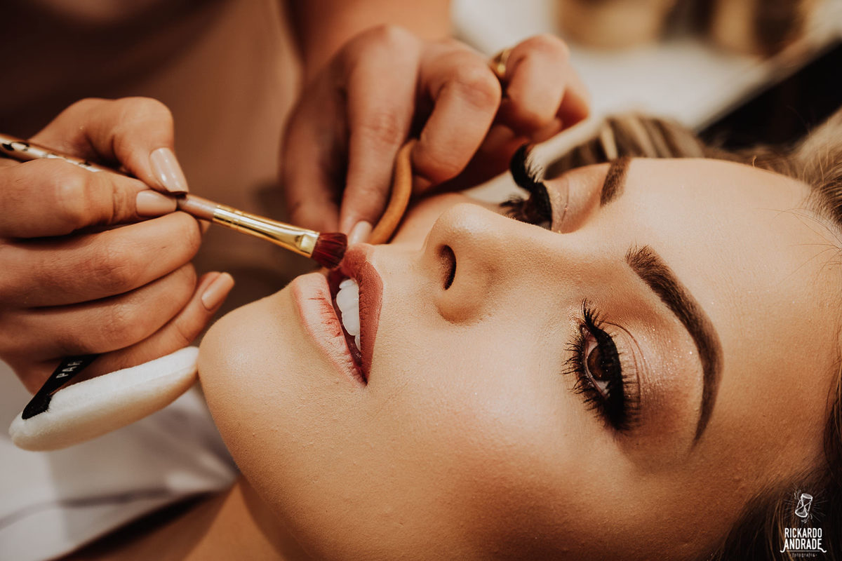 detalhes de maquiagem neutra e delicada para noivas classicas 