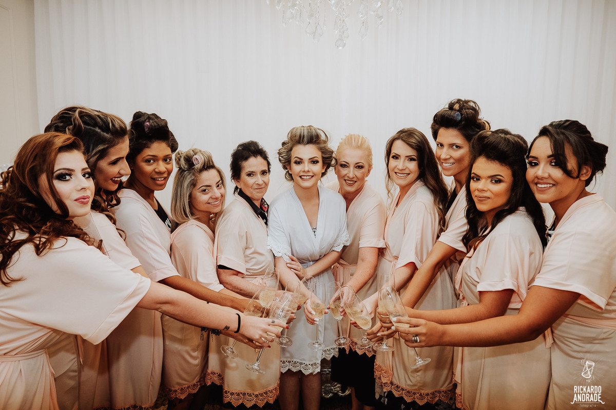 salão para a noiva se arrumar com as madrinhas em seu making of 