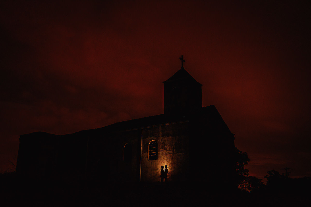 fotos de pre casamento com silhueta feita em igreja abandonada e antiga de marialva-PR 