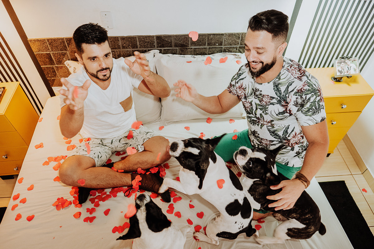 ensaio de casal homossexual feito em casa por fotografos de Casamento Rickardo Andrade de Maringá-PR 