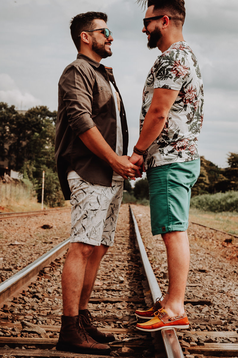 fotos para ensaio externo de Casal gay feito em local abandonado em Maringá Proximo ao shopping Catuai 
