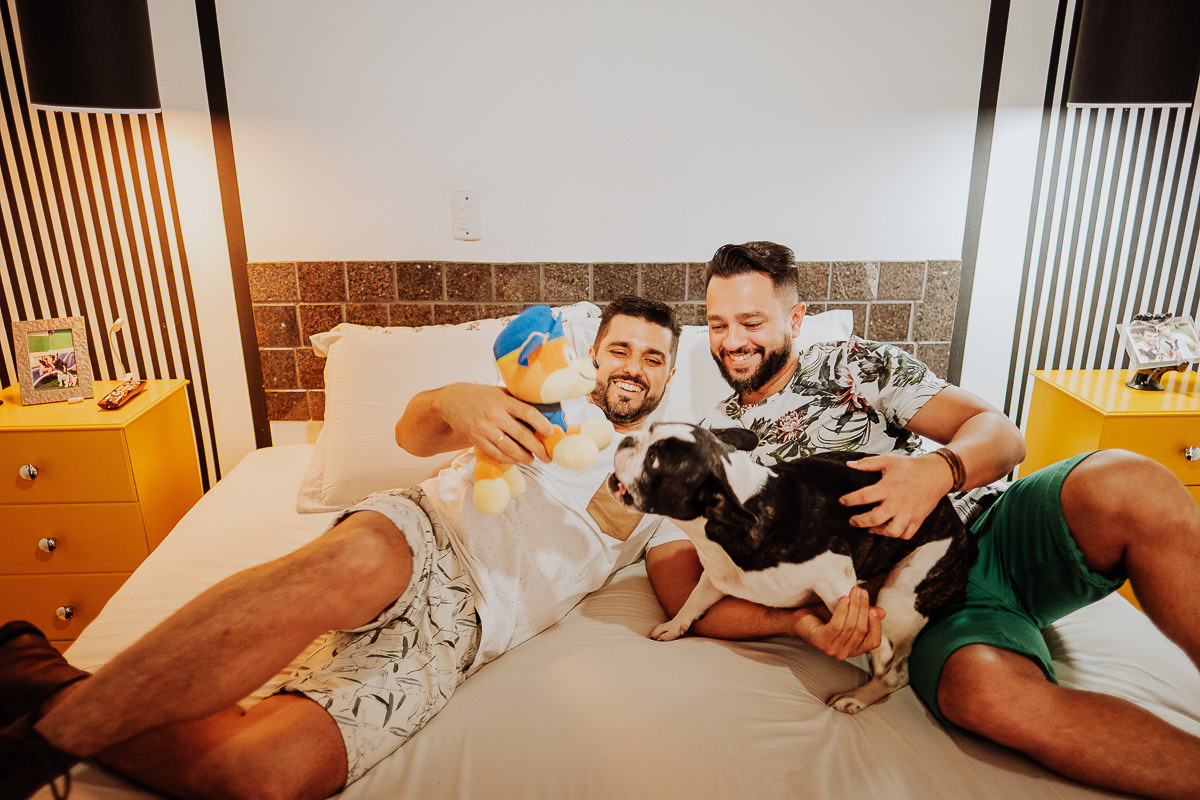 PRE WEDDING DE CASAL gay feito em casa com cachorros de estimação 