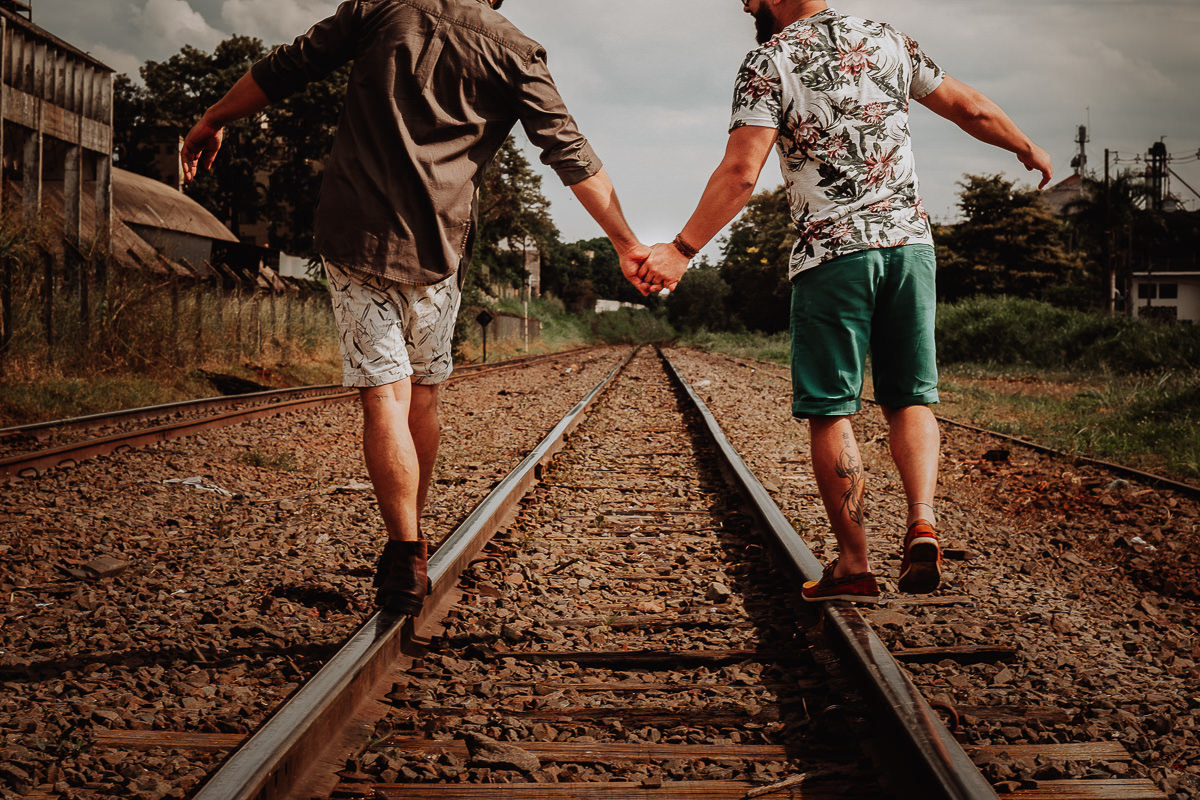 fotos divertidas para ensaio de casal feitas em linha de trem em Maringá-PR 