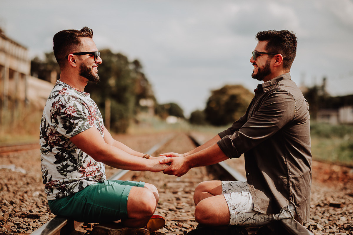 fotos diverentes para ensaio pré casamento para casal gay em Maringá-PR 