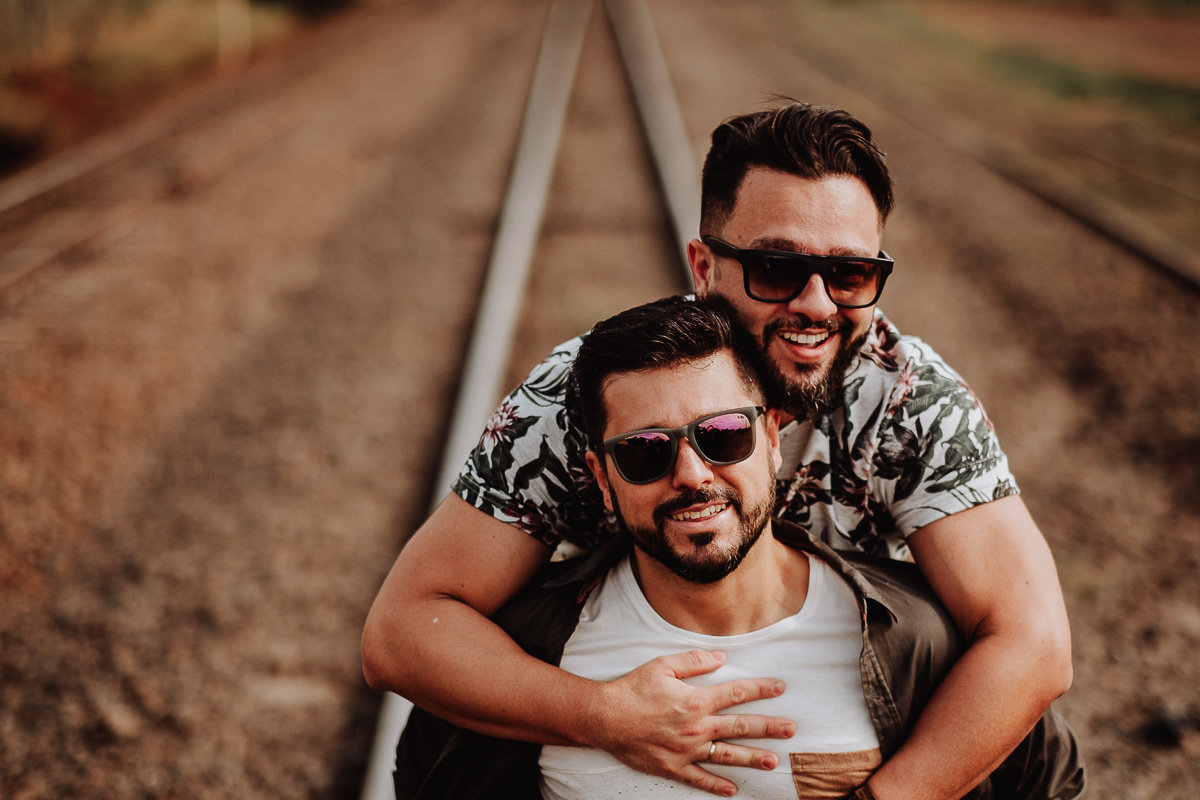 ensaio de casal divertido feito em estação de trem abandonada em Maringá