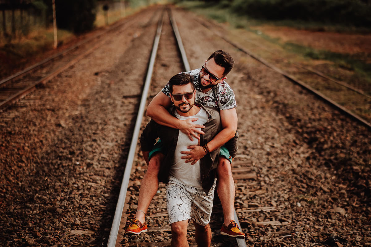 ensaio pré casamento gay  com fotos divertidas e diferentes pelo melhor fotografo de Casamentos de Maringá Rickardo Andrade