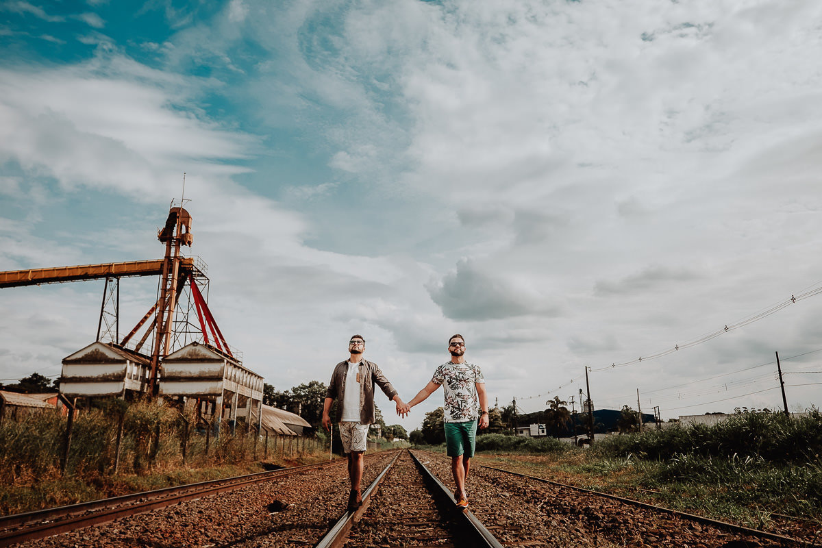 lindo ensaio de pré wedding casal homossexual feito em linha de trem abandonada em Maringá-Pr foto do fotografo Rickardo Andrade