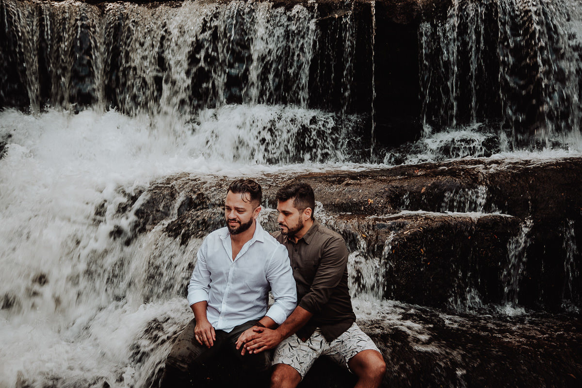 lindas fotos externas para ensaio pre wedding de casal gay, feitas em cachoeira da região de Maringá-PR 