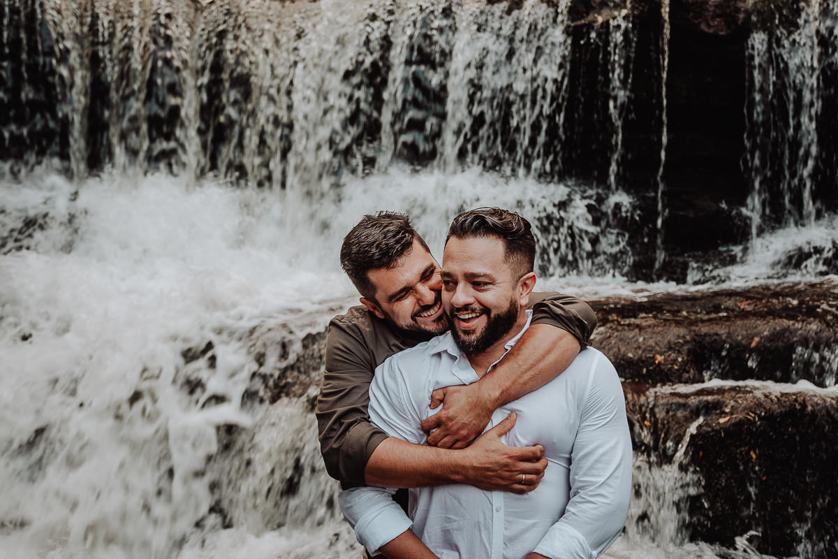 lindo ensiao de casal gay feito na natureza com fotos espontâneas 