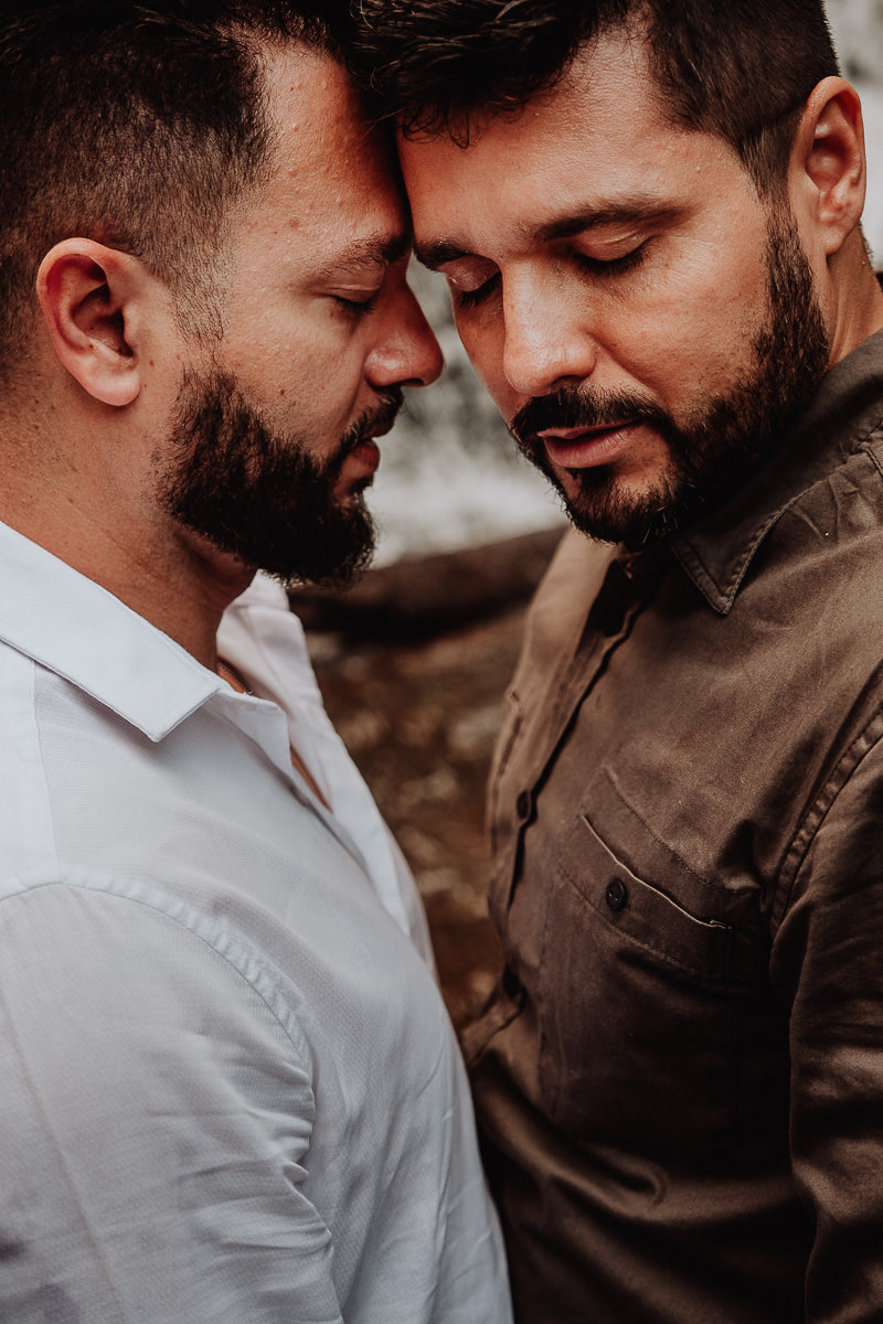 retratos de Casal homossexual feitos durente ensaio pre casamento pelo melhor fotografo de casamento do Parana Rickardo Andrade