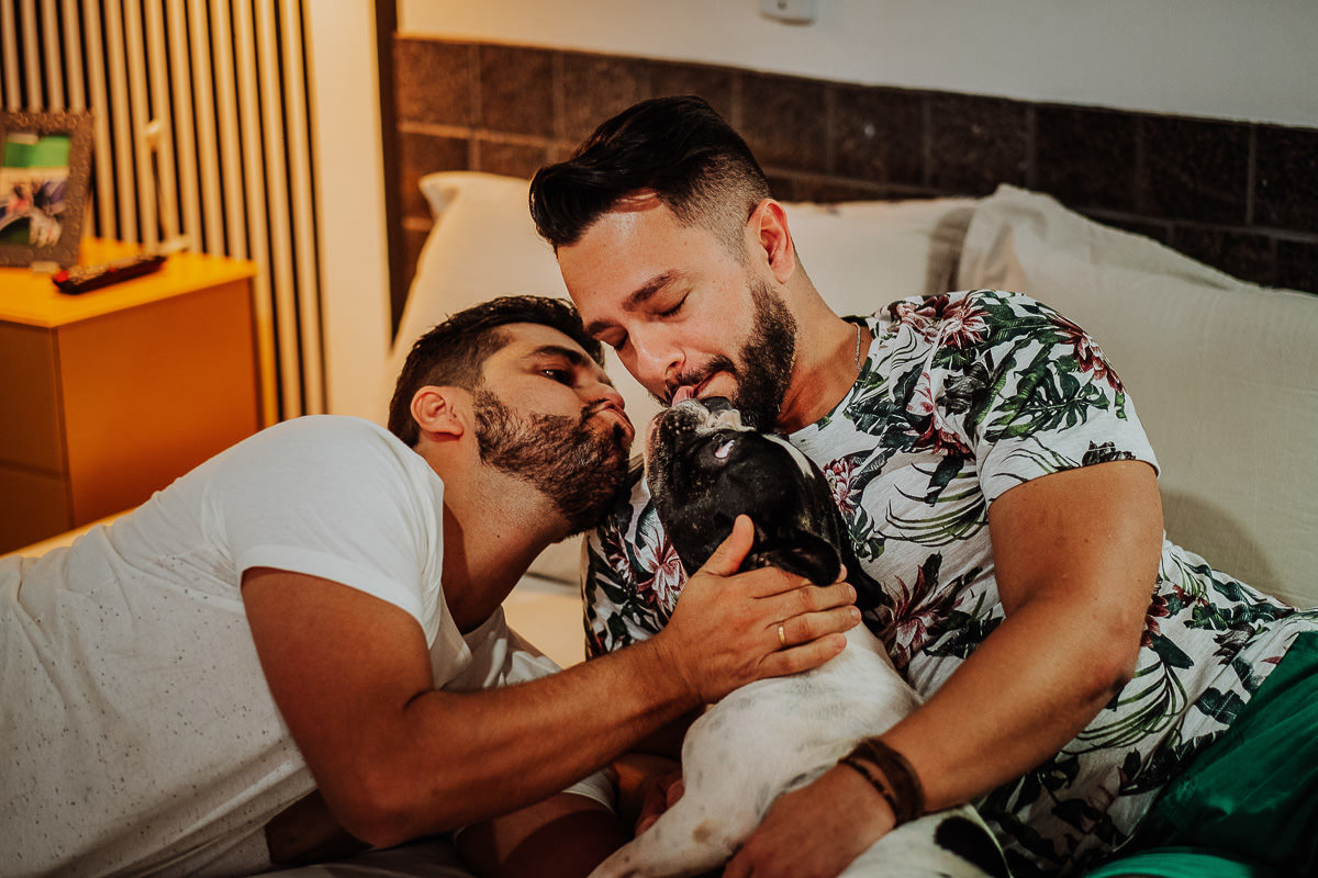 ensaio de casal com estilo intimista feito em casa por fotografo de Casamentos em Maringá-PR