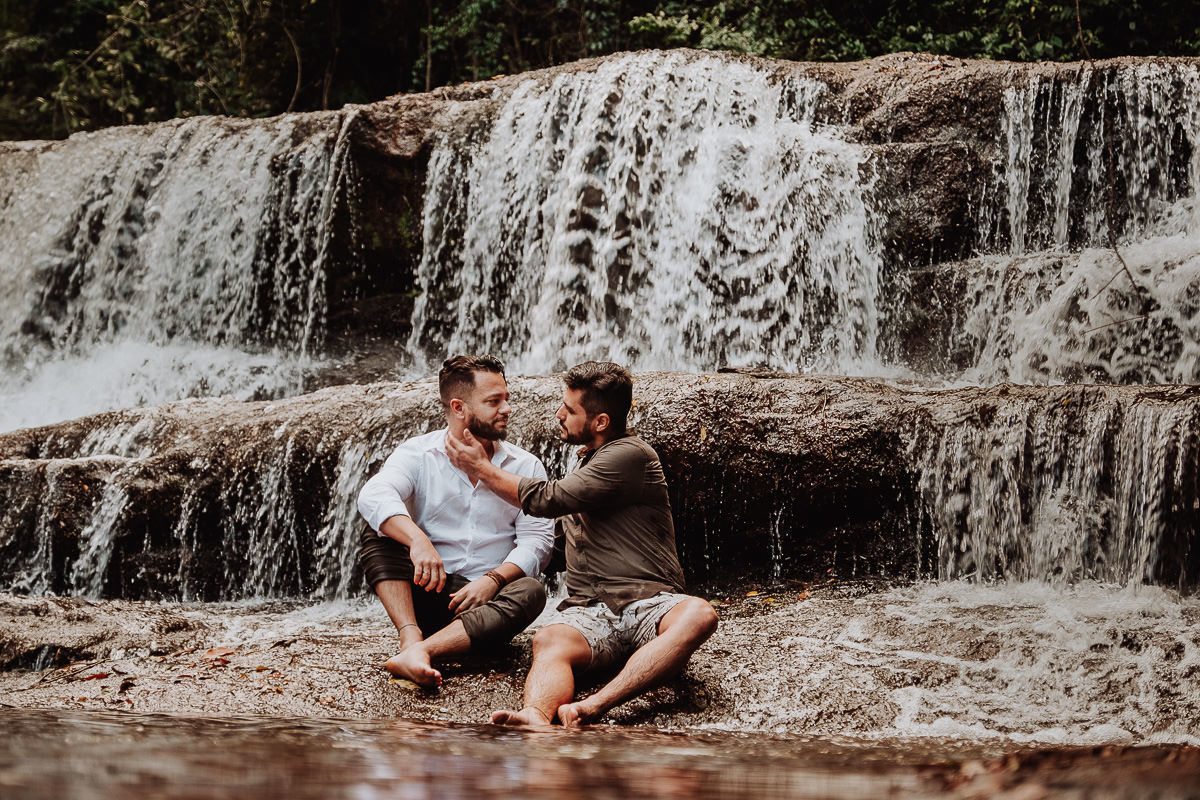 fotos de pre wedidng feitos na natureza com cachoeira pelo melhor fotografo de Casamento de Marialva Rickardo andrade