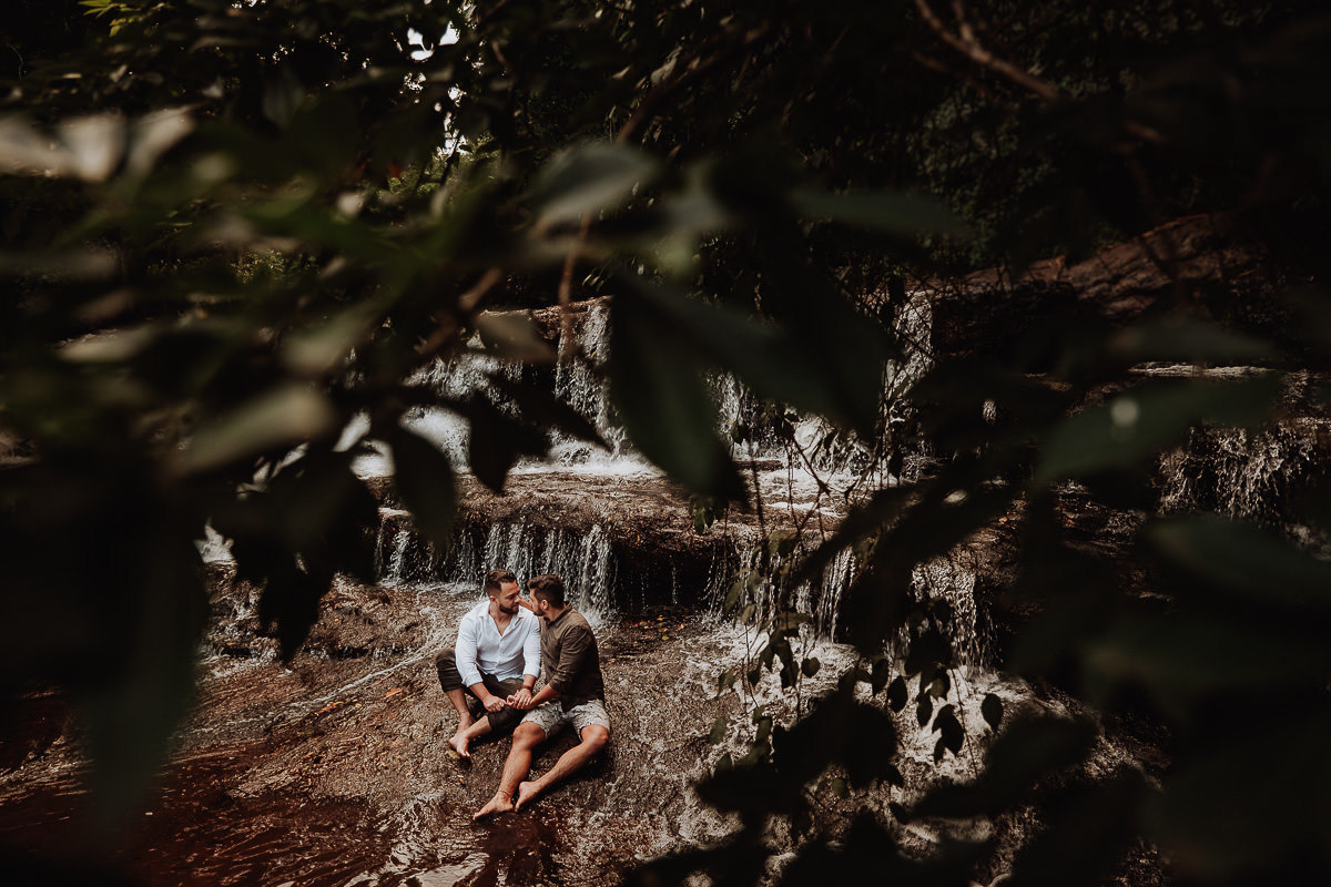 lindas fotos de Pré Casamento feitas na cachoeira de Marialva-PR 