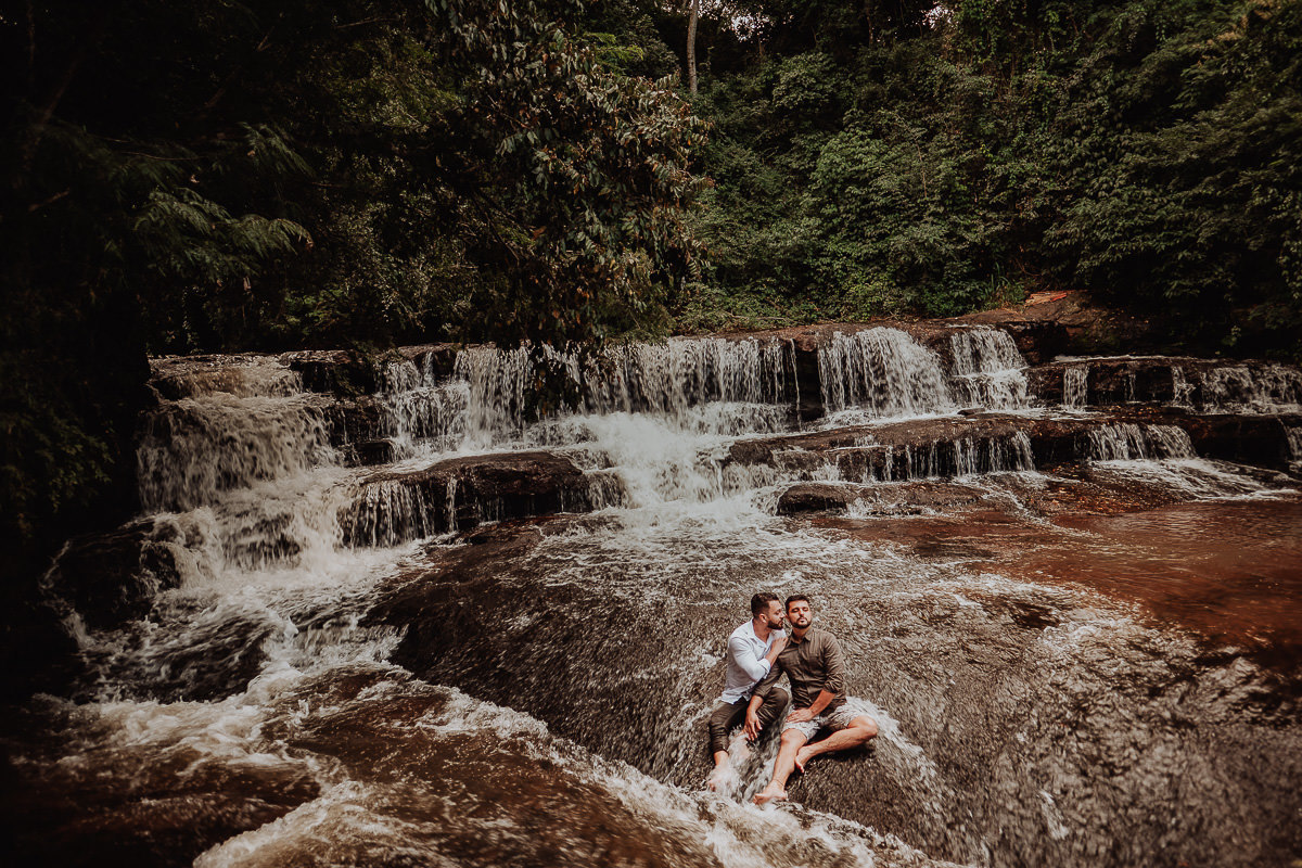 pre wedding em cenario incrivel da natureza na região de maringá-PR casal gay 