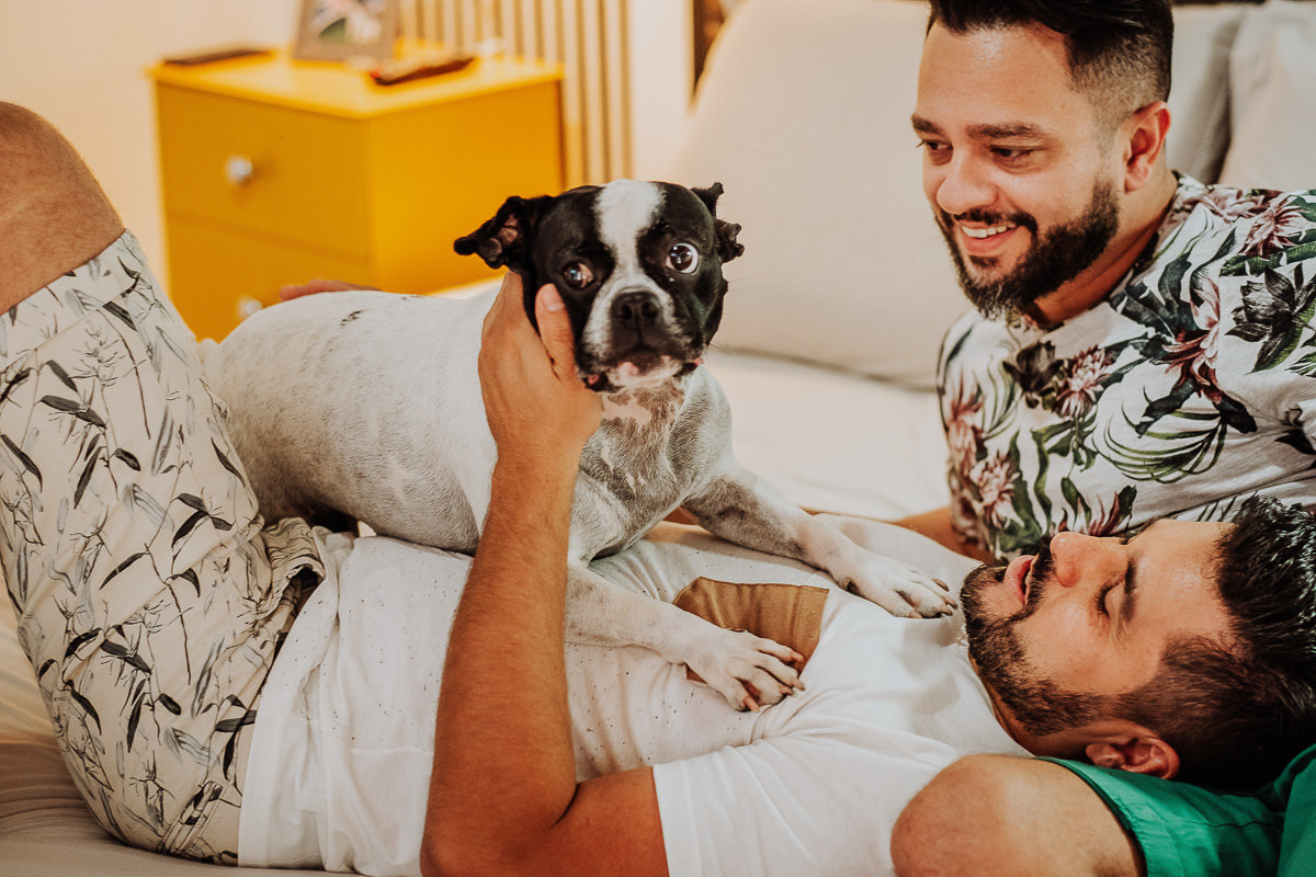 fotos divertidas para ensaio pré casamento de casal homossexual feito por fotografo de maringá-PR 