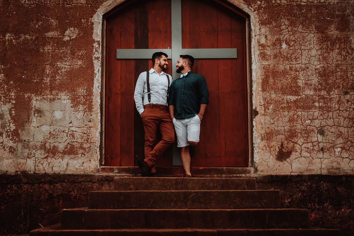 fotos de pre casamento homossexual com estilo divertido por fotografo de casal de Maringá 