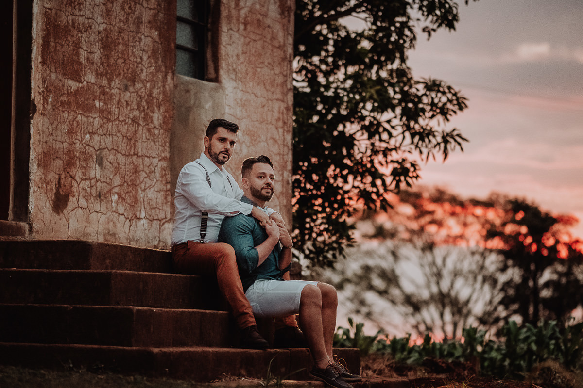 fotos de pre casamento com por do sol em igreja abandonada 