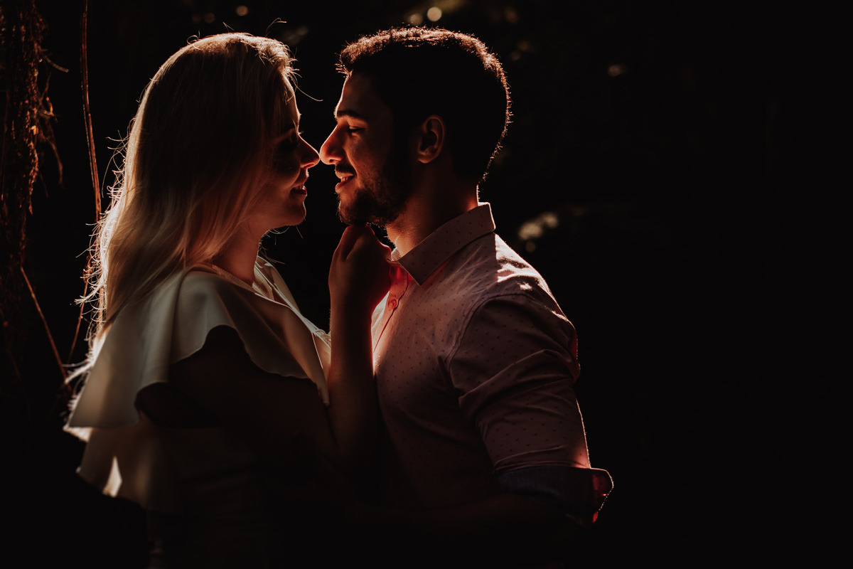 fotos de  pre wedding com silhueta com raios de sol 