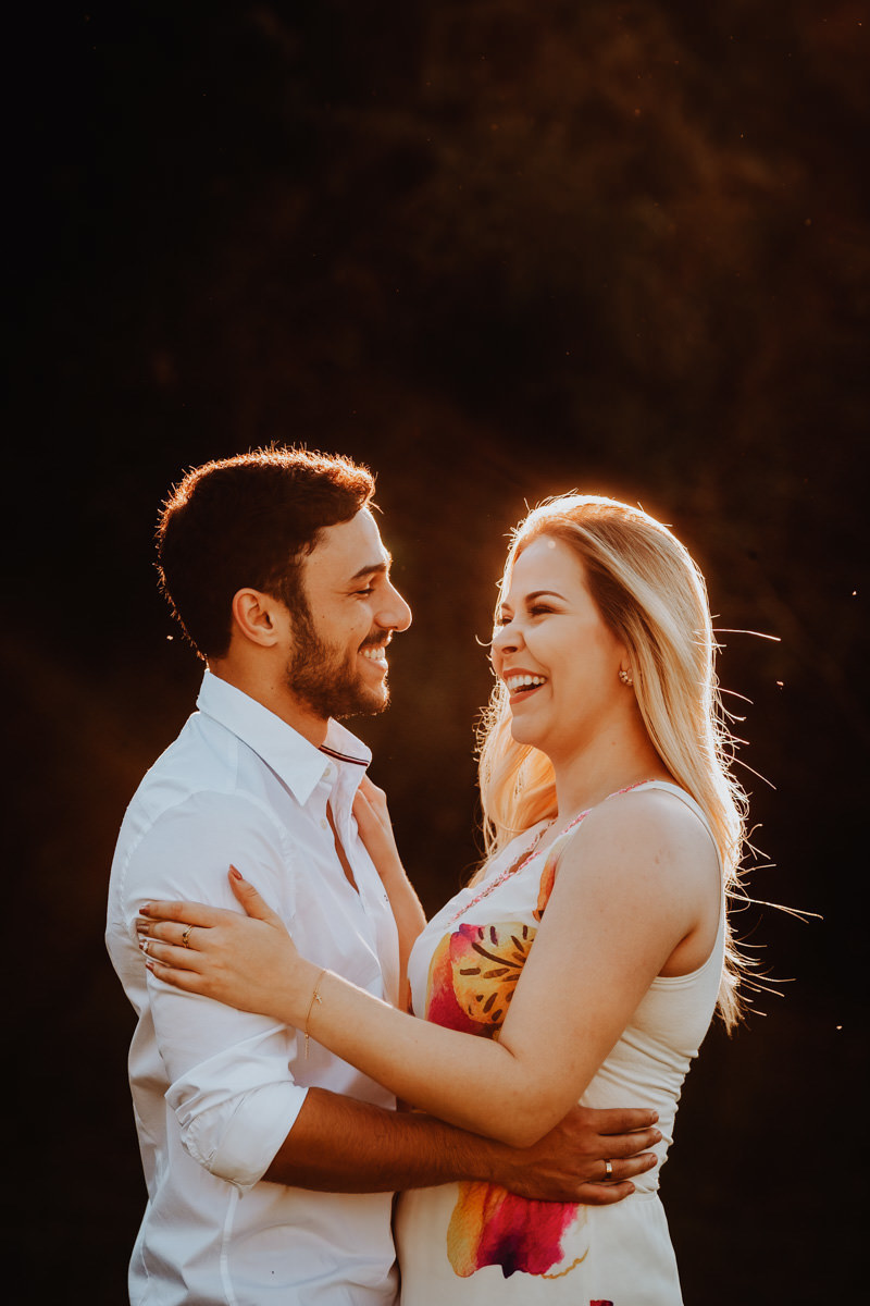 retratos de casal com a luz dourada do sol 