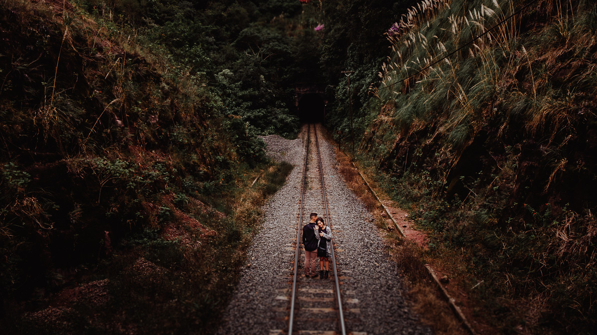 fotos de pre wedding com cenario incrivel de tunel de trem em maua da Serra foto de Rickardo Andrade 