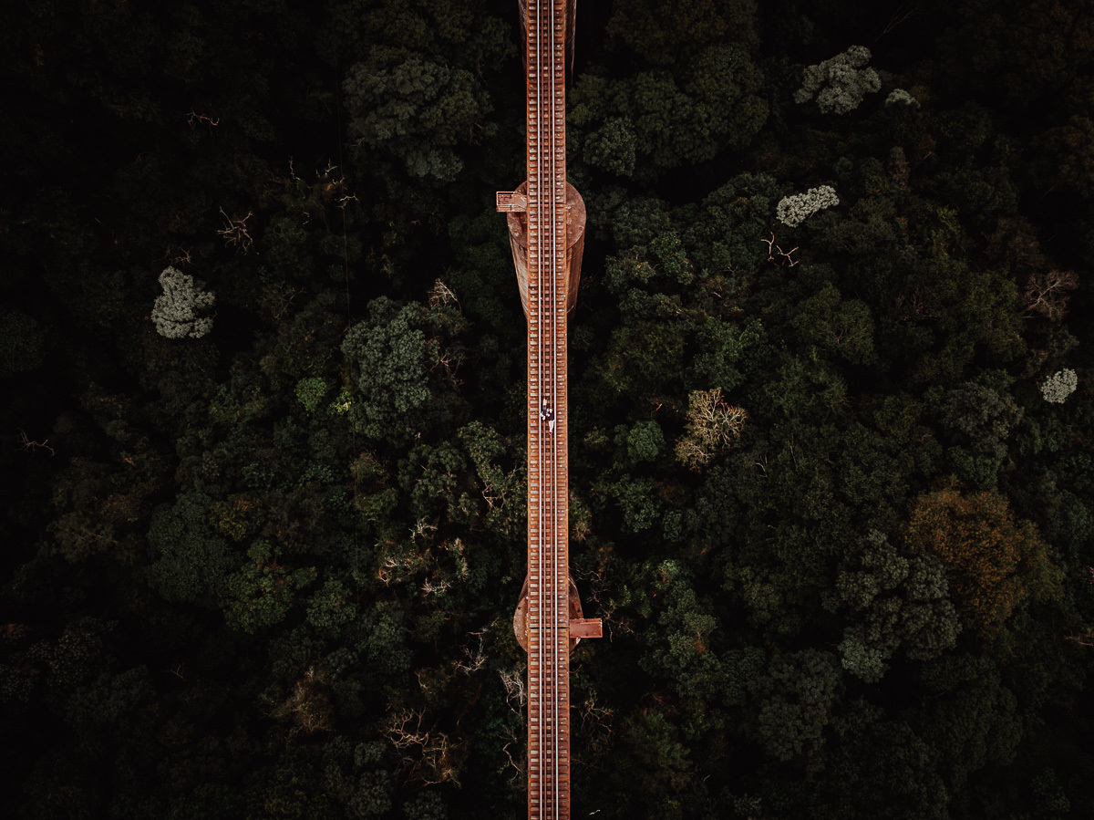 fotos incriveis feitas com drone em linha de trem suspensa em  Maua da Serra-PR 