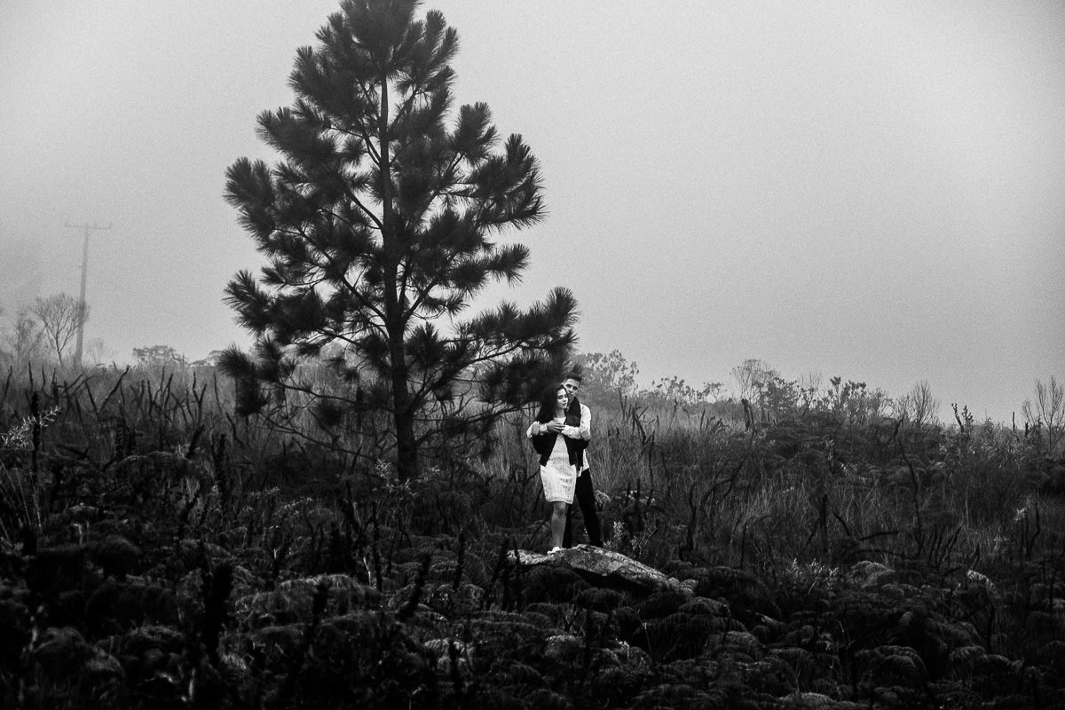 lindo ensaio pre wedding feito no morro das antenas com dia frio e com neblina ensaio de inverno 