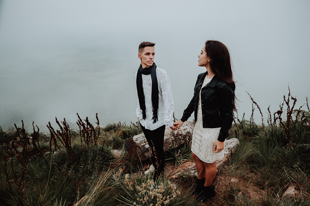 book de pre wedding com fotos com estilo dark com cenario de morro com neblina no morro das Antenas em Maua da Serra-PR 