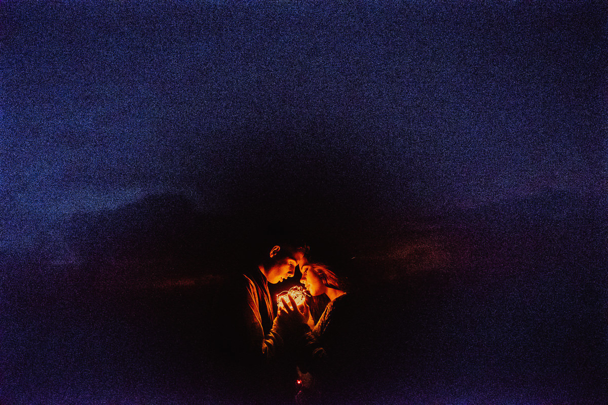 fotos de casal feitas a noite com luzes de natal no morro das antenas em maua da serra 