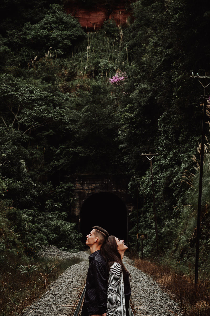 lindo ensaio de casal feito em um tunel de trem em Maua da Serra-PR 