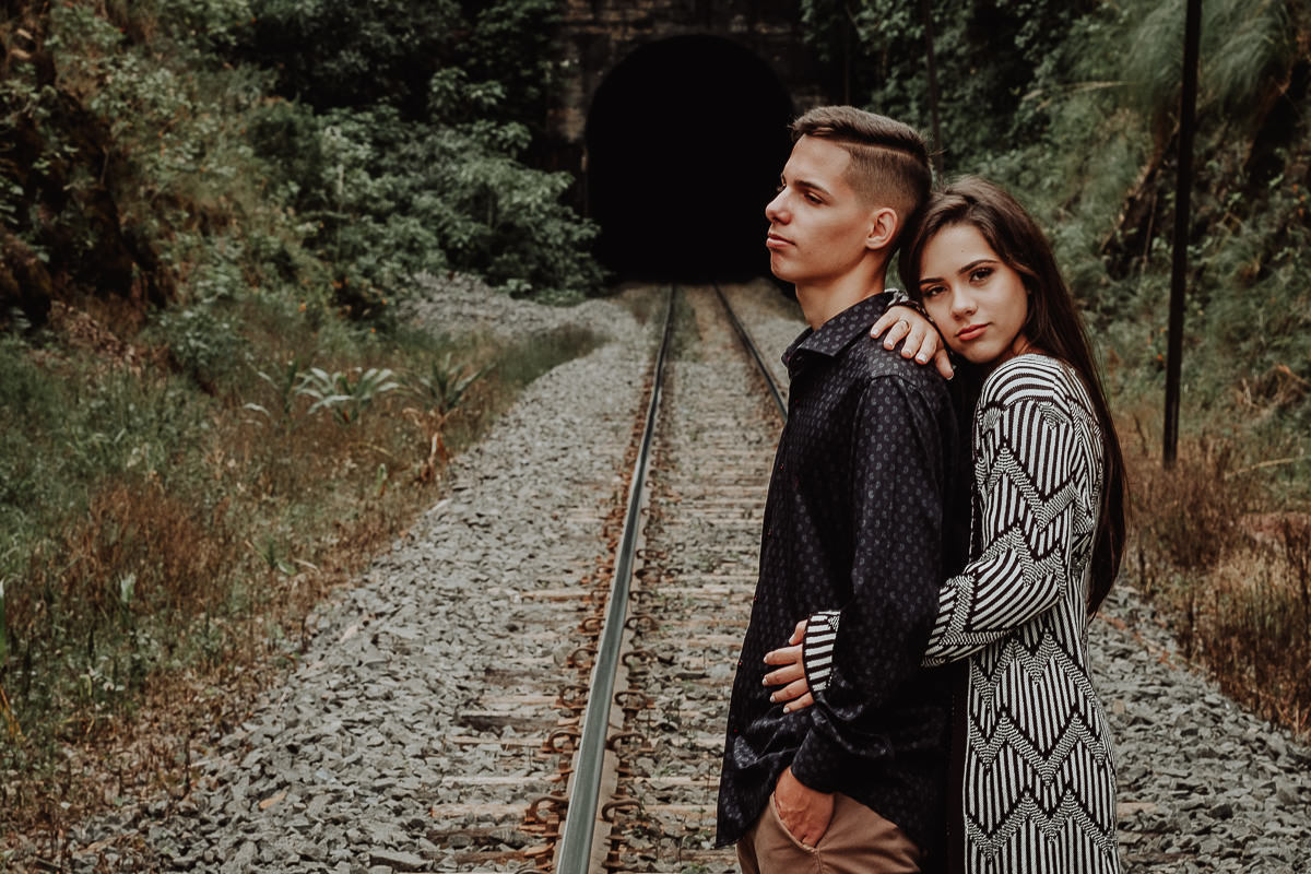 fotos de ensaio pre wedding externo feito em um alinha de trem com tunel de trem 