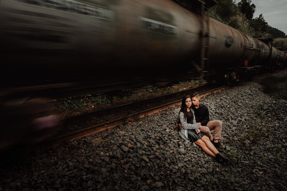 pre wedding com lindo cenario de linha de trem e com o trem em movimento nas fotos 